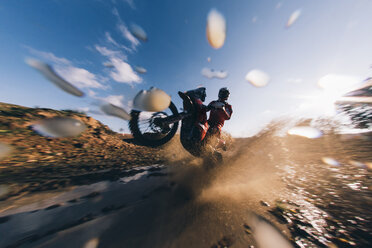 Motocross-Fahrer fährt durch das Wasser und spritzt - OCMF00111