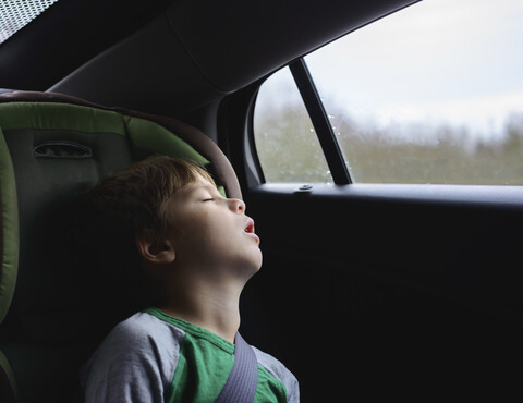 Schlafender Junge während der Fahrt im Auto, lizenzfreies Stockfoto