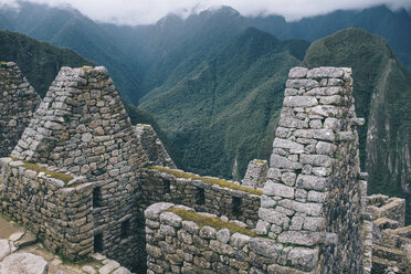 Blick von oben auf die alten Ruinen und Berge von Machu Picchu - CAVF54230