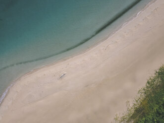 Hochformatiger Blick auf den Strand - CAVF54235