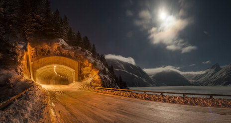 Beleuchteter Tunnel gegen den Himmel im Winter - CAVF54238