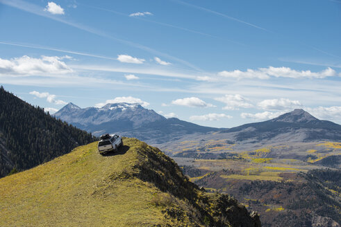 Geländewagen auf einem Berg gegen den Himmel an einem sonnigen Tag - CAVF54239