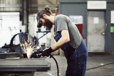 Seitenansicht eines Schweißers bei der Arbeit in der Stahlindustrie - CAVF54257