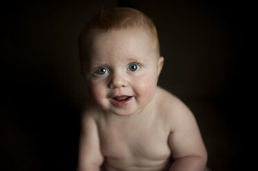 Porträt eines niedlichen kleinen Jungen ohne Hemd in der Dunkelkammer - CAVF54276