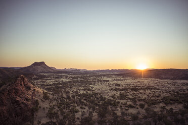 Landschaftliche Ansicht der Wüste gegen den klaren Himmel bei Sonnenuntergang - CAVF54307