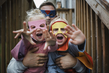 Porträt von Kindern mit Vater in Superheldenkostümen - CAVF54310