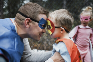 Vater und Junge im Superheldenkostüm mit Tochter - CAVF54311
