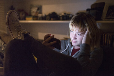 Teenager-Mädchen benutzt Smartphone zu Hause - CAVF54327