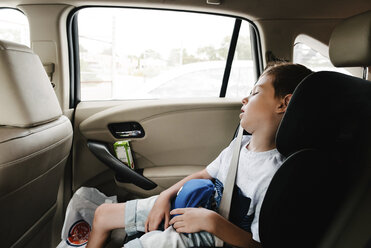 Junge schläft im Auto - CAVF54374