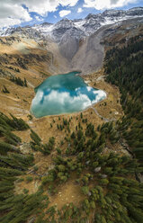 Hoher Blickwinkel auf den Blauen See im Wald - CAVF54448