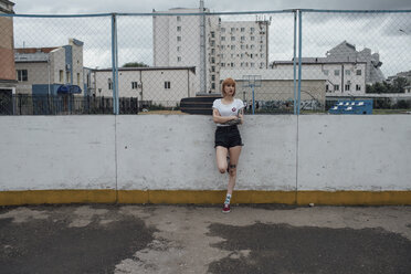 Coole junge Frau mit Carver-Skateboard stehend im Freien - VPIF00965