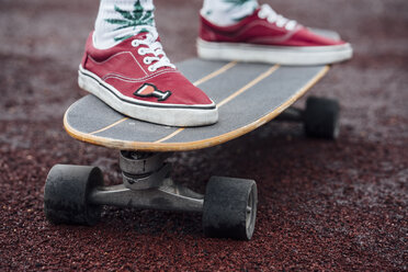 Woman's feet in socks and sneakers on carver skateboard - VPIF00974