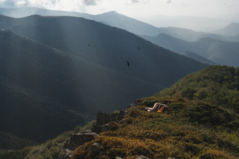 Bulgarien, Balkan-Gebirge, nackte Frau auf dem Boden liegend - AFVF01942