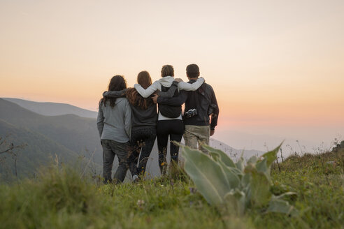 Bulgarien, Balkan-Gebirge, Gruppe von Wanderern auf einem Aussichtspunkt bei Sonnenuntergang - AFVF01946