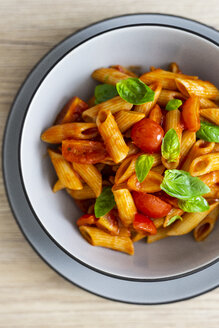 Penne mit Tomate und Basilikum in Schale von oben - GIOF04815