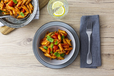 Penne mit Tomate und Basilikum in Schale von oben - GIOF04816