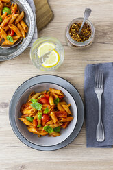 Penne mit Tomate und Basilikum in Schale von oben - GIOF04817