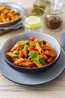 Penne with tomato and basil in bowl - GIOF04818