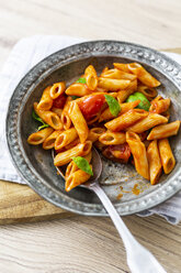 Penne mit Tomate und Basilikum auf Blechteller - GIOF04819