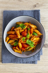 Penne mit Tomate und Basilikum in Schale von oben - GIOF04820