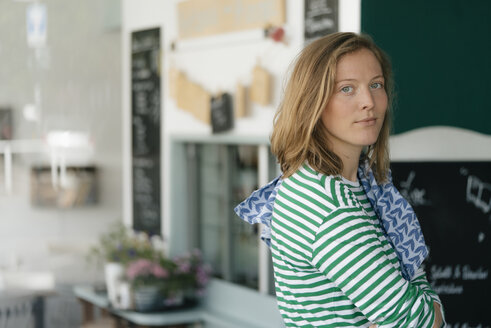 Porträt einer jungen Frau in einem Kaffeehaus - KNSF05291