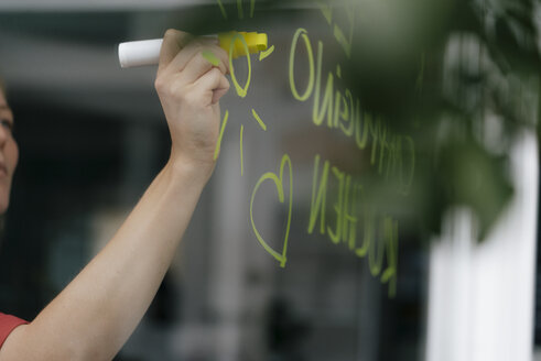 Handschriftliches Angebot auf Fensterscheibe in einem Cafe - KNSF05317