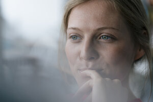 Portrait of smiling young woman looking sideways - KNSF05340