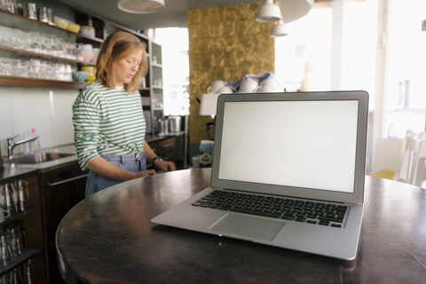 Laptop und Frau in einem Cafe, lizenzfreies Stockfoto