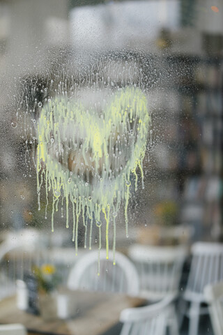 Auflösendes Herz auf der Fensterscheibe eines Cafés, lizenzfreies Stockfoto