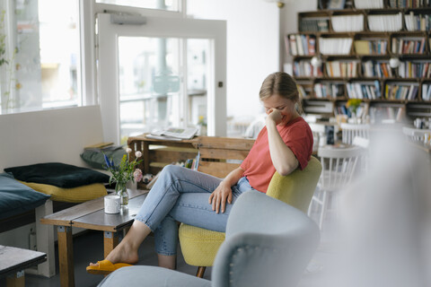 Glückliche junge Frau in einem Café sitzend, lizenzfreies Stockfoto