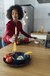 Woman standing in kitchen, preparing spaghetti - BOYF00956