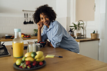 Woman having a healthy breakfast in her kitchen - BOYF01061