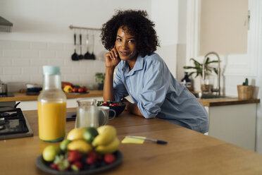 Woman having a healthy breakfast in her kitchen - BOYF01063