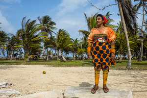 Panama, San Blas Inseln, Achutupo, Traditionell gekleidete Kuna Yala Frau - RUNF00197