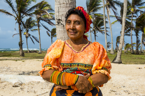 Panama, San Blas Inseln, Achutupo, Traditionell gekleidete Kuna Yala Frau, lizenzfreies Stockfoto