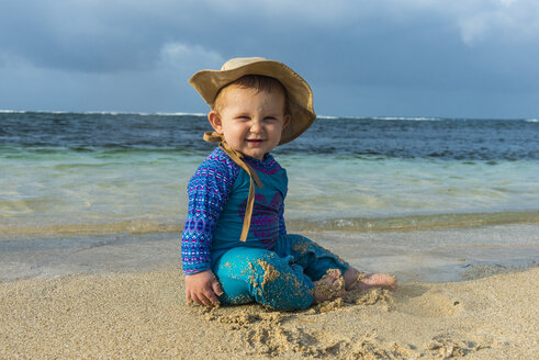 Panama, San Blas Inseln, Achutupo, Baby spielt im Sand am Strand - RUNF00199