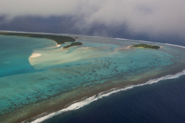 Cookinseln, Rarotonga, Luftaufnahme der Lagune von Aitutaki - RUNF00202