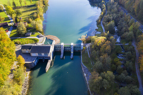 Deutschland, Oberbayern, Kraftwerk Bad Tölz, Isarstausee bei Bad Tölz, lizenzfreies Stockfoto