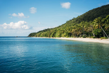 Australien, Fitzroy Island National Park, Tropische Insel, Teil des Great Barrier Reef Marine Park mit Strand mit Palmen - GEMF02526