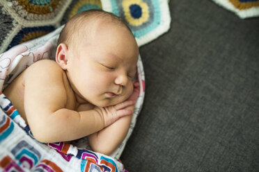 Hohe Winkel Ansicht der niedlichen neugeborenen Baby Mädchen schlafen auf dem Bett zu Hause - CAVF54614