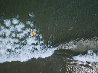 Luftaufnahme eines Mannes beim Surfen auf dem Meer in Bali - CAVF54643