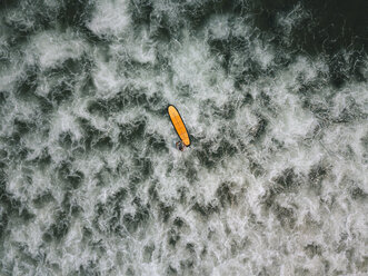 Luftaufnahme eines Mannes beim Surfen auf dem Meer - CAVF54644