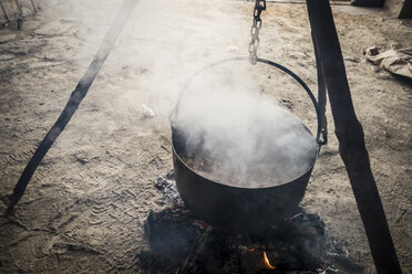 Hohe Winkelansicht von Eintopf kochen in Utensilien an der Scheune - CAVF54714