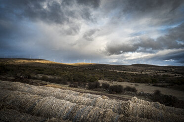 Landschaft gegen bewölkten Himmel - CAVF54720