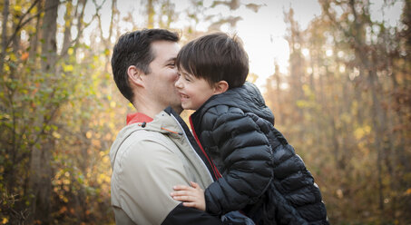 Fröhlicher Vater und Sohn im Wald - CAVF54748