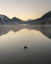 Rippled See von Bergen gegen den Himmel bei Sonnenuntergang - CAVF54844