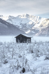 Haus auf schneebedeckter Landschaft gegen Himmel - CAVF54846