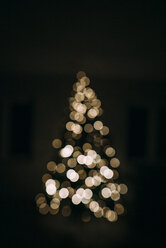 Unscharfes Bild eines beleuchteten Weihnachtsbaums in der Dunkelkammer zu Hause - CAVF54897