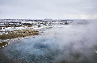 Blick auf den Dampf aus dem Geysir gegen den Himmel im Winter - CAVF54915