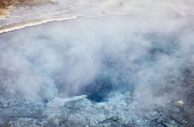 Dampfaustritt aus dem Geysir im Winter - CAVF54916